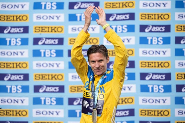 260920 Andreas Almgren of Sweden celebrates with his gold medal after the Copenhagen Half Marathon in the World Athletics Road Running Championships on September 20, 2026 in Copenhagen. Photo: Mathilda Schuler BILDBYRAN kod MA MA1036 friidrott athletics friidrett world athletics road running championships copenhagen half marathon 2026 bbeng half marathon jubel Copyright: MATHILDAxSCHULER BB260920MA081