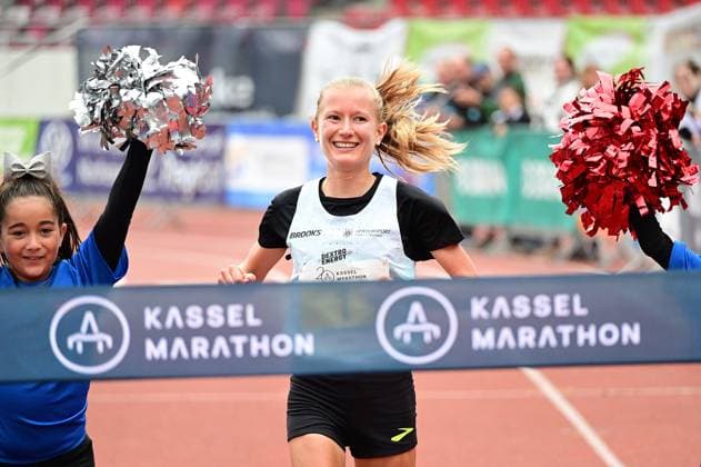 20.09.2026 xkhx Kassel Kassel Marathon 2026 Halbmarathon Männer und Frauen (Gelb Halb-, rot , Marathon, grün Staffel) Nina Reuther im Ziel
