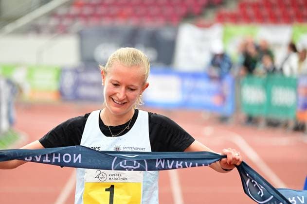 20.09.2026 xkhx Kassel Kassel Marathon 2026 Halbmarathon Männer und Frauen (Gelb Halb-, rot , Marathon, grün Staffel) Nina Reuther im Ziel