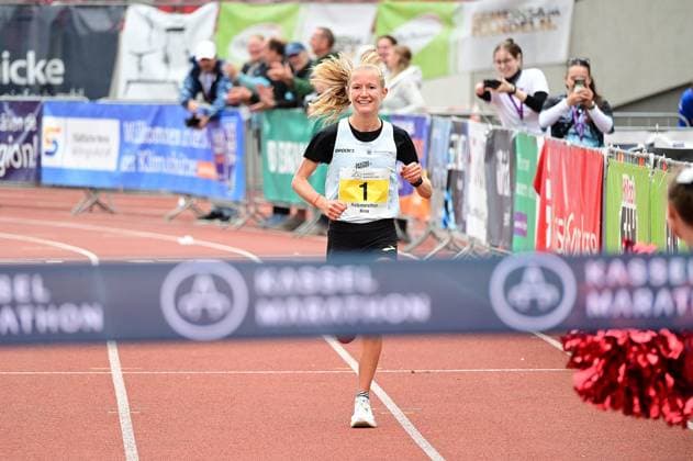 20.09.2026 xkhx Kassel Kassel Marathon 2026 Halbmarathon Männer und Frauen (Gelb Halb-, rot , Marathon, grün Staffel) Nina Reuther im Ziel