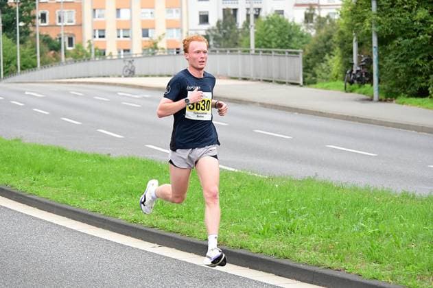 20.09.2026 xkhx Kassel Kassel Marathon 2026 Halbmarathon Männer und Frauen (Gelb Halb-, rot , Marathon, grün Staffel) im Ziel Bastian Mrochen