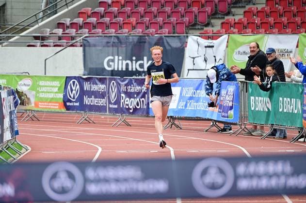 20.09.2026 xkhx Kassel Kassel Marathon 2026 Halbmarathon Männer und Frauen (Gelb Halb-, rot , Marathon, grün Staffel) im Ziel Bastian Mrochen