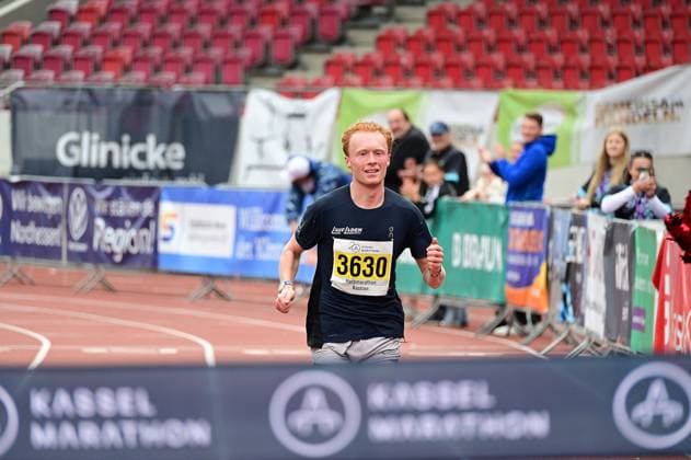 20.09.2026 xkhx Kassel Kassel Marathon 2026 Halbmarathon Männer und Frauen (Gelb Halb-, rot , Marathon, grün Staffel) im Ziel Bastian Mrochen