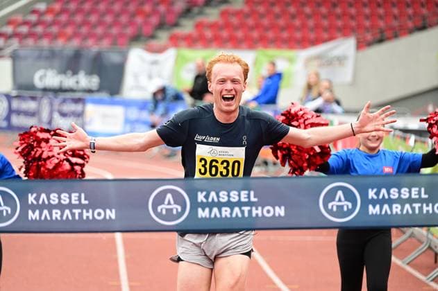 20.09.2026 xkhx Kassel Kassel Marathon 2026 Halbmarathon Männer und Frauen (Gelb Halb-, rot , Marathon, grün Staffel) im Ziel Bastian Mrochen