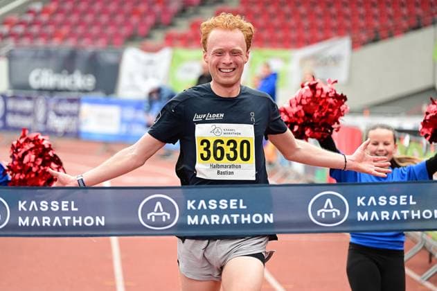 20.09.2026 xkhx Kassel Kassel Marathon 2026 Halbmarathon Männer und Frauen (Gelb Halb-, rot , Marathon, grün Staffel) im Ziel Bastian Mrochen