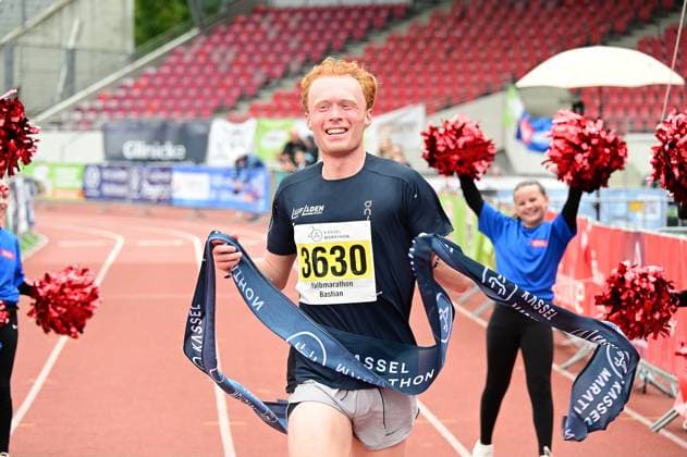 20.09.2026 xkhx Kassel Kassel Marathon 2026 Halbmarathon Männer und Frauen (Gelb Halb-, rot , Marathon, grün Staffel) im Ziel Bastian Mrochen