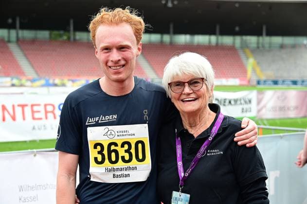 20.09.2026 xkhx Kassel Kassel Marathon 2026 Halbmarathon Männer und Frauen (Gelb Halb-, rot , Marathon, grün Staffel) im Ziel Bastian Mrochen
