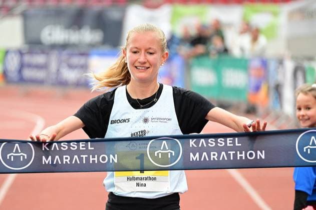 20.09.2026 xkhx Kassel Kassel Marathon 2026 Halbmarathon Männer und Frauen (Gelb Halb-, rot , Marathon, grün Staffel) Nina Reuther im Ziel