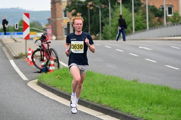 20.09.2026 xkhx Kassel Kassel Marathon 2026 Halbmarathon Männer und Frauen (Gelb Halb-, rot , Marathon, grün Staffel) im Ziel Bastian Mrochen