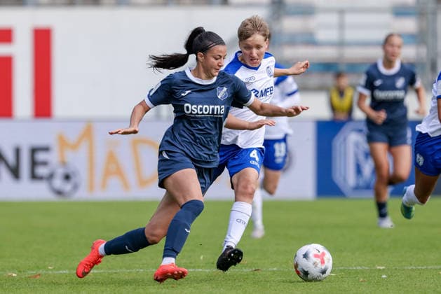 v.li.: Vildan Kardesler (SC Sand, 27) und Anncharlotte Hampel (SV Meppen, 4) im Zweikampf, Duell, Dynamik, Aktion, Action, Spielszene, DIE DFB-RICHTLINIEN UNTERSAGEN JEGLICHE NUTZUNG VON FOTOS ALS SEQUENZBILDER UND ODER VIDEOÄHNLICHE FOTOSTRECKEN. DFB REGULATIONS PROHIBIT ANY USE OF PHOTOGRAPHS AS IMAGE SEQUENCES AND OR QUASI-VIDEO., 20.09.2026, Meppen (Deutschland), Fussball, 2. Frauen-Bundesliga, SV Meppen - SC Sand