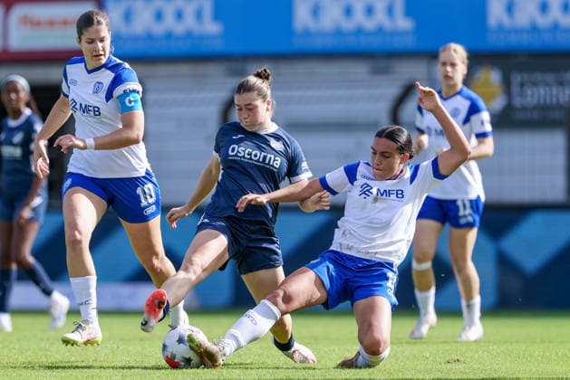 v.li.: Anouk Blaschka (SV Meppen, 10), Kim Schneider (SC Sand, 8) und Rahel Lang (SV Meppen, 16) im Zweikampf, Duell, Dynamik, Aktion, Action, Spielszene, DIE DFB-RICHTLINIEN UNTERSAGEN JEGLICHE NUTZUNG VON FOTOS ALS SEQUENZBILDER UND ODER VIDEOÄHNLICHE FOTOSTRECKEN. DFB REGULATIONS PROHIBIT ANY USE OF PHOTOGRAPHS AS IMAGE SEQUENCES AND OR QUASI-VIDEO., 20.09.2026, Meppen (Deutschland), Fussball, 2. Frauen-Bundesliga, SV Meppen - SC Sand