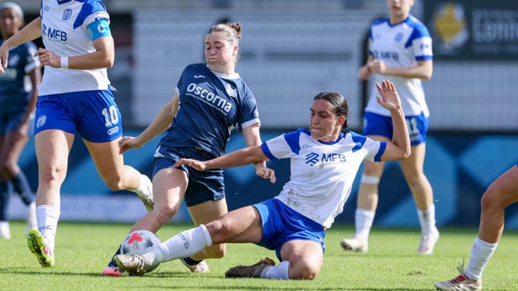 v.li.: Kim Schneider (SC Sand, 8) und Rahel Lang (SV Meppen, 16) im Zweikampf, Duell, Dynamik, Aktion, Action, Spielszene, DIE DFB-RICHTLINIEN UNTERSAGEN JEGLICHE NUTZUNG VON FOTOS ALS SEQUENZBILDER UND ODER VIDEOÄHNLICHE FOTOSTRECKEN. DFB REGULATIONS PROHIBIT ANY USE OF PHOTOGRAPHS AS IMAGE SEQUENCES AND OR QUASI-VIDEO., 20.09.2026, Meppen (Deutschland), Fussball, 2. Frauen-Bundesliga, SV Meppen - SC Sand