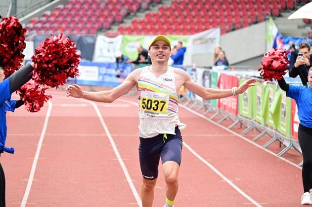 20.09.2026 xkhx Kassel Kassel Marathon 2026 Halbmarathon Männer und Frauen (Gelb Halb-, rot , Marathon, grün Staffel) Richard Vogelsang im Ziel