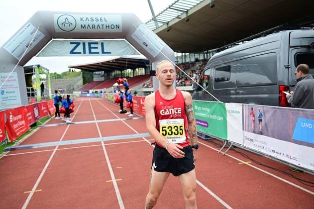 20.09.2026 xkhx Kassel Kassel Marathon 2026 Halbmarathon Männer und Frauen (Gelb Halb-, rot , Marathon, grün Staffel) Nils Wolkonski m Ziel