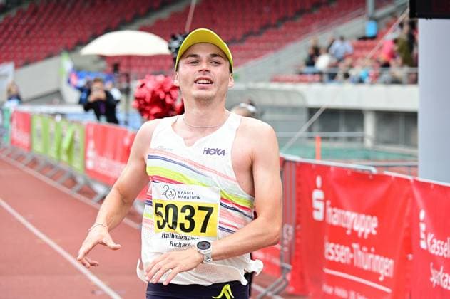 20.09.2026 xkhx Kassel Kassel Marathon 2026 Halbmarathon Männer und Frauen (Gelb Halb-, rot , Marathon, grün Staffel) Richard Vogelsang im Ziel