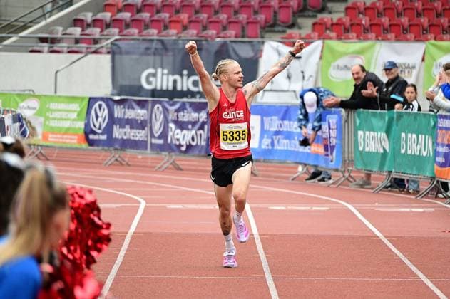 20.09.2026 xkhx Kassel Kassel Marathon 2026 Halbmarathon Männer und Frauen (Gelb Halb-, rot , Marathon, grün Staffel) Nils Wolkonski m Ziel
