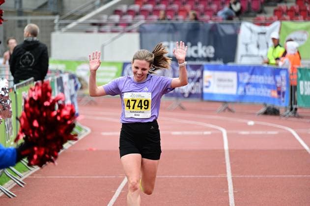 20.09.2026 xkhx Kassel Kassel Marathon 2026 Halbmarathon Männer und Frauen (Gelb Halb-, rot , Marathon, grün Staffel) im Ziel Anna Starostzik