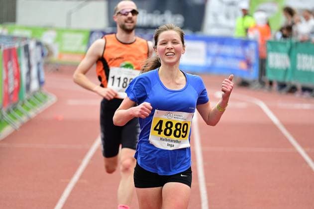 20.09.2026 xkhx Kassel Kassel Marathon 2026 Halbmarathon Männer und Frauen (Gelb Halb-, rot , Marathon, grün Staffel) im Ziel Inga Thelen
