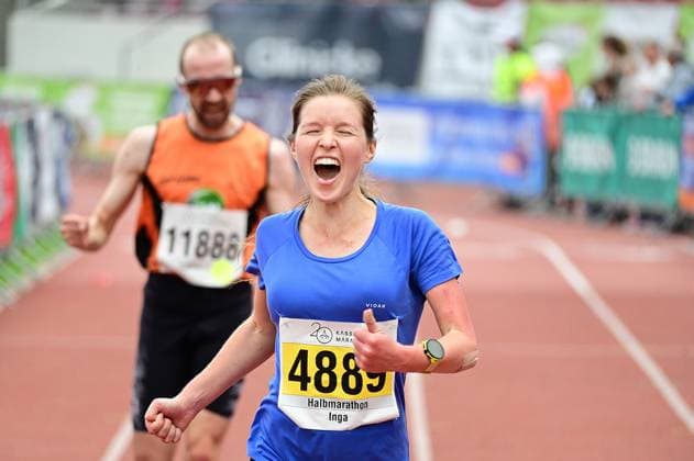 20.09.2026 xkhx Kassel Kassel Marathon 2026 Halbmarathon Männer und Frauen (Gelb Halb-, rot , Marathon, grün Staffel) im Ziel Inga Thelen