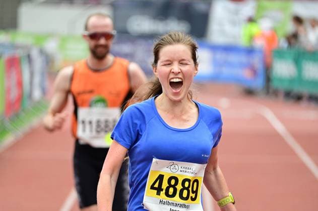 20.09.2026 xkhx Kassel Kassel Marathon 2026 Halbmarathon Männer und Frauen (Gelb Halb-, rot , Marathon, grün Staffel) im Ziel Inga Thelen