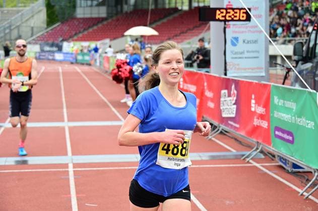 20.09.2026 xkhx Kassel Kassel Marathon 2026 Halbmarathon Männer und Frauen (Gelb Halb-, rot , Marathon, grün Staffel) im Ziel Inga Thelen