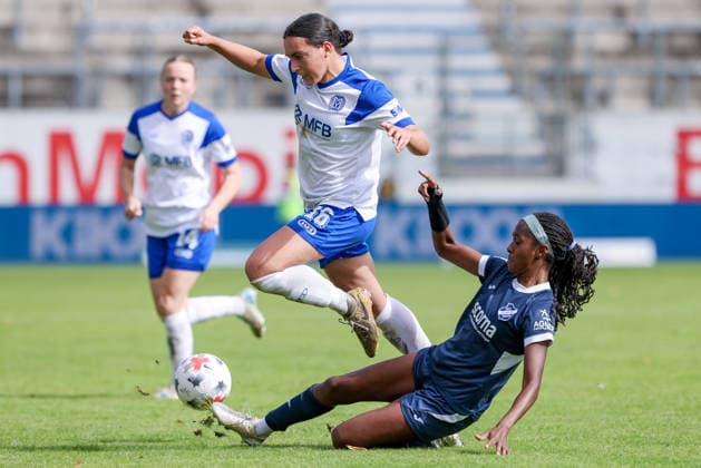 v.li.: Rahel Lang (SV Meppen, 16) und Chelsea Surpris (SC Sand, 3) im Zweikampf, Duell, Dynamik, Aktion, Action, Spielszene, DIE DFB-RICHTLINIEN UNTERSAGEN JEGLICHE NUTZUNG VON FOTOS ALS SEQUENZBILDER UND ODER VIDEOÄHNLICHE FOTOSTRECKEN. DFB REGULATIONS PROHIBIT ANY USE OF PHOTOGRAPHS AS IMAGE SEQUENCES AND OR QUASI-VIDEO., 20.09.2026, Meppen (Deutschland), Fussball, 2. Frauen-Bundesliga, SV Meppen - SC Sand