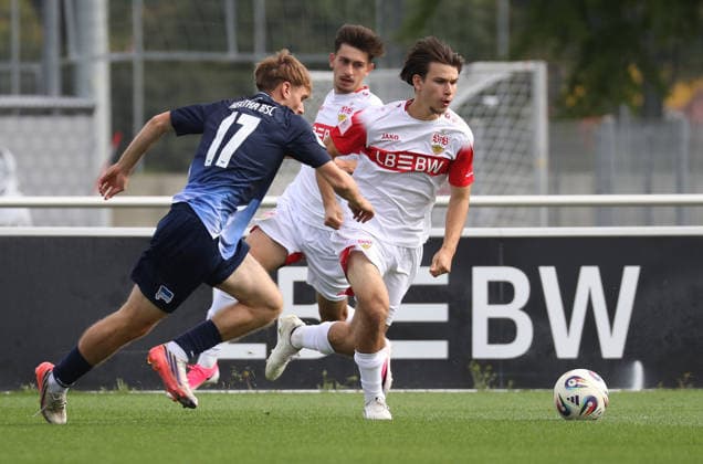 20.09.2026, Deutschland, Stuttgart, Fußball A-Junioren DFB Pokal Achtelfinale, Saison 2025 2026, Fußball VfB Stuttgart U19 vs. Hertha BSC U19, v.l. Mayson Grothe (Hertha), Neno Zezelj (VfB)