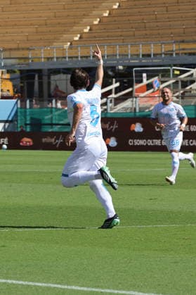 ACF Fiorentina v SSC Napoli - Campionato Serie A Billy Gilmour of SSC Napoli celebrates after scoring his team s goal during the Italian Serie A football match between ACF Fiorentina and SSC Napoli ,on September 20 ,2026 at the Artemio-Franchi stadium in Florence. Firenze FI Italy  Copyright: xAndreaxMartinix originalFilename:martini-acffiore260920_npcpd.jpg