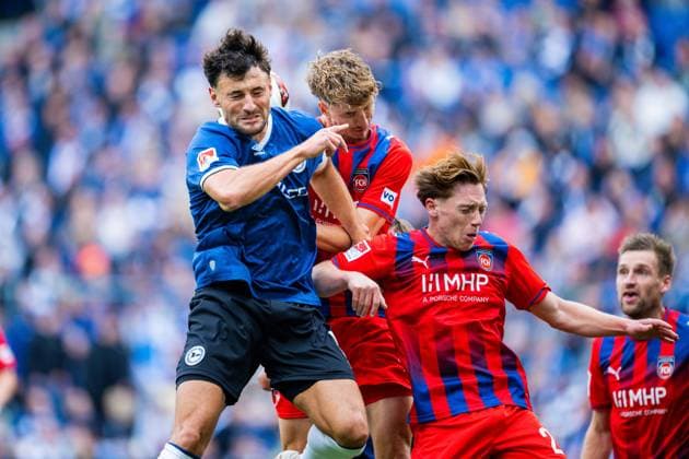 20.09.2026 - Fußball, 2026 2027, 2. Bundesliga, 6. Spieltag, DSC Arminia Bielefeld - 1. FC Heidenheim: (L-R) Maximilian Bauer (Bielefeld), Jan Schöppner (Heidenheim), Michael Heule (Heidenheim) DFL REGULATIONS PROHIBIT ANY USE OF PHOTOGRAPHS AS IMAGE SEQUENCES AND OR QUASI-VIDEO.