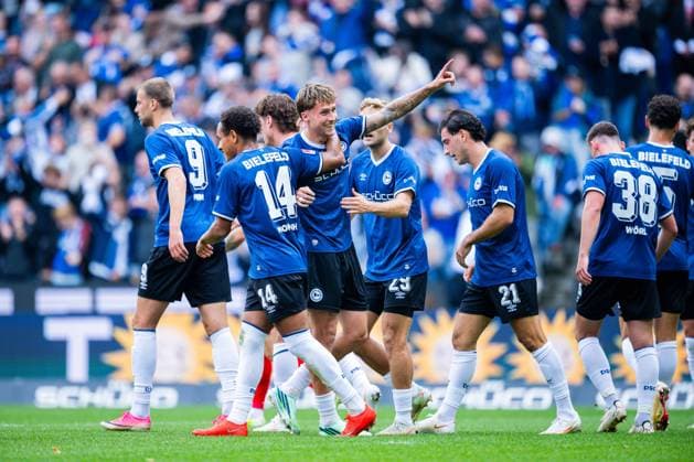 20.09.2026 - Fußball, 2026 2027, 2. Bundesliga, 6. Spieltag, DSC Arminia Bielefeld - 1. FC Heidenheim: (M) Joel Grodowski (Bielefeld) jubelt nach seinem Tor zum 1:0 in einer Jubeltraube DFL REGULATIONS PROHIBIT ANY USE OF PHOTOGRAPHS AS IMAGE SEQUENCES AND OR QUASI-VIDEO.