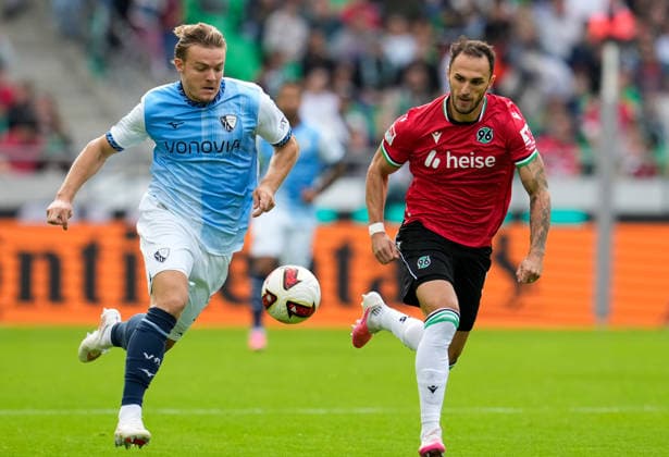 Sport Bilder des Tages Christian Rasmussen (VfL Bochum 1848, 7) im Zweikampf mit Virgil-Eugen Ghita (Hannover 96, 5) GER, Hannover 96 vs VfL Bochum 1848, 2. Bundesliga, 6. Spieltag, Saison 2026-27, Heinz von Heiden Arena, Hannover, 20.09.2026 DFL REGULATIONS PROHIBIT ANY USE OF PHOTOGRAPHS AS IMAGE SEQUENCES AND OR QUASI-VIDEO Hannover 96 vs VfL Bochum 1848, 2. Bundesliga, 6. Spieltag, Saison 2026-27, 20.09.2026 Hannover Copyright: xEibner-Pressefoto ScottxColemanx EP_SCN