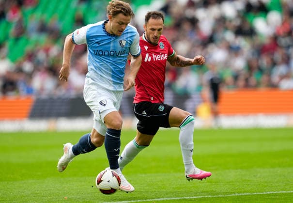 Christian Rasmussen (VfL Bochum 1848, 7) im Zweikampf mit Virgil-Eugen Ghita (Hannover 96, 5) GER, Hannover 96 vs VfL Bochum 1848, 2. Bundesliga, 6. Spieltag, Saison 2026-27, Heinz von Heiden Arena, Hannover, 20.09.2026 DFL REGULATIONS PROHIBIT ANY USE OF PHOTOGRAPHS AS IMAGE SEQUENCES AND OR QUASI-VIDEO Hannover 96 vs VfL Bochum 1848, 2. Bundesliga, 6. Spieltag, Saison 2026-27, 20.09.2026 Hannover Copyright: xEibner-Pressefoto ScottxColemanx EP_SCN