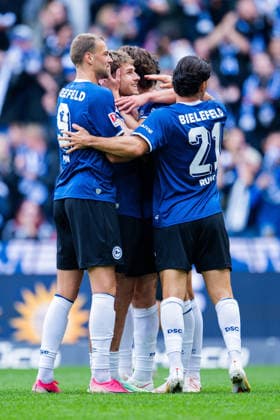 20.09.2026 - Fußball, 2026 2027, 2. Bundesliga, 6. Spieltag, DSC Arminia Bielefeld - 1. FC Heidenheim: (M) Joel Grodowski (Bielefeld) jubelt nach seinem Tor zum 1:0 in einer Jubeltraube mit (L) David Min (Bielefeld), (R) Stefano Russo (Bielefeld) DFL REGULATIONS PROHIBIT ANY USE OF PHOTOGRAPHS AS IMAGE SEQUENCES AND OR QUASI-VIDEO.