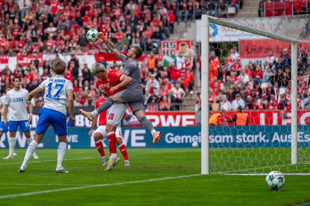 Luca Unbehaun (FC Hansa Rostock, 01) klaert vor Marek Janssen (Rot-Weiss Essen, 20) nach einer Ecke Rot-Weiss Essen vs. FC Hansa Rostock, Fussball, 3.Liga, 7.Spieltag, Saison 2026 27, 20.09.2026, DFL REGULATIONS PROHIBIT ANY USE OF PHOTOGRAPHS AS IMAGE SEQUENCES AND OR QUASI-VIDEO, Rot-Weiss Essen vs. FC Hansa Rostcok, Fussball, 3.Liga, 7.Spieltag, Saison 2026 27, 20.09.2026 Essen Copyright: xEibner-Pressefoto LukasxBaldygax EP_LBA