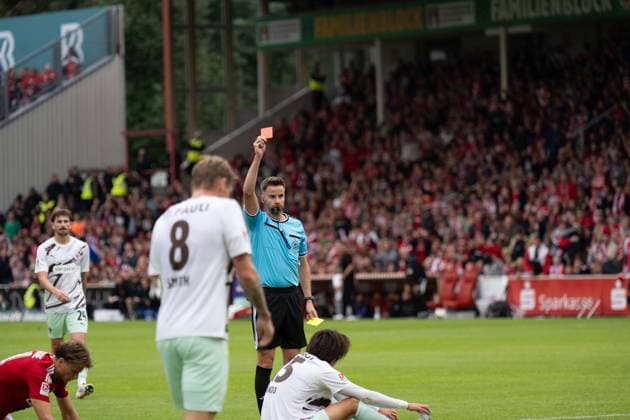 20.09.2026: Fußball: Energie Cottbus - FC St. Pauli, 6. Spieltag der 2. Bundesliga im LEAG Energie Stadion Gelb-Rot für Tomoya Ando (FC St. Pauli, 15). WICHTIGER HINWEIS: Gemäß den Vorgaben der DFL und des DFB ist es untersagt, in dem Stadion und oder vom Spiel angefertigte Fotoaufnahmen in Form von Sequenzbildern und oder videoähnlichen Fotostrecken zu verwerten bzw. verwerten zu lassen. Copyright: xJamesxZabelx