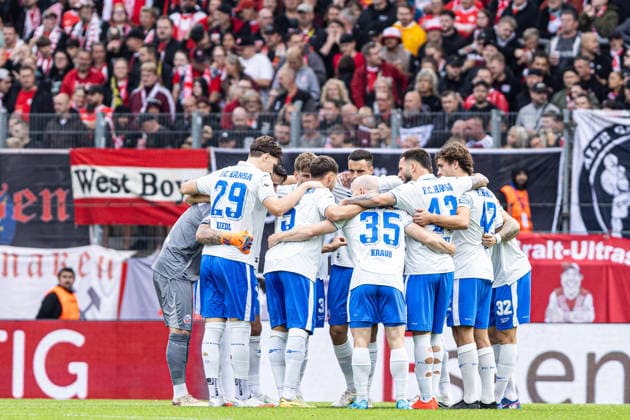 3.Liga 7. Spieltag: Rot-Weiss Essen - Hansa Rostock; 20.09.2026 Hansa Rostock im Teamkreis bis zum Spielbeginn. 3.Liga 7. Spieltag: Rot-Weiss Essen - Hansa Rostock; Stadion an der Hafenstraße, Essen; 20.09.2026 DFL regulations prohibit any use of photographs as image sequences and or quasi video. Copyright: xBEAUTIFULxSPORTS Buriakovx