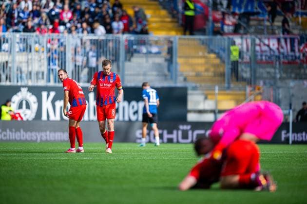 20.09.2026 - Fußball, 2026 2027, 2. Bundesliga, 6. Spieltag, DSC Arminia Bielefeld - 1. FC Heidenheim: (L-R) Jonas Föhrenbach (Heidenheim), Patrick Mainka (Heidenheim), Michael Heule (Heidenheim), Thomas Dähne (Heidenheim) DFL REGULATIONS PROHIBIT ANY USE OF PHOTOGRAPHS AS IMAGE SEQUENCES AND OR QUASI-VIDEO.