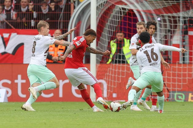 20.09.2026, xtgx, Fussball 2. Bundesliga, FC Energie Cottbus - FC St. Pauli, v.l. Justin Butler (Cottbus, 31) schiesst Tor, schießt, Torschuetze, erzielt Tor, Treffer, scores the goal 1:-0 (DFL DFB REGULATIONS PROHIBIT ANY USE OF PHOTOGRAPHS as IMAGE SEQUENCES and or QUASI-VIDEO) Cottbus
