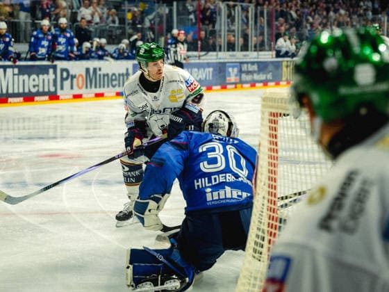 Sport Bilder des Tages 20.09.2026, xwppx, Eishockey Penny DEL, Adler Mannheim - Eisbären Berlin v.l. Ty Ronning (Eisbären Berlin), Jake Hildebrand (Adler Mannheim)