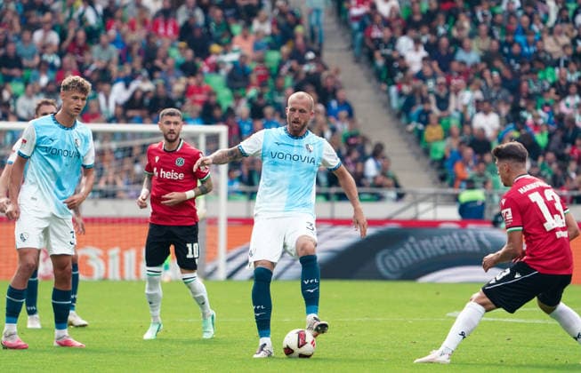 Deutschland: Fussball 2.Bundesliga 2026 2027, 6. Spieltag - Hannover 96 vs VfL Bochum - Heinz von Heiden Arena Stadion (Hannover): am Ball Philipp Hofmann (VfL Bochum, 33) Copyright: xAymanxAlahmedx