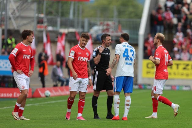 Essen, Deutschland 20. September 2026: 3. Liga - 2026 2027 - Sp. 7 - Rot-Weiss Essen gegen FC Hansa Rostock Im Bild: Schiedsrichter Lukas Benen gibt Leon Dajaku (FCH) eine Ansage DFB DFL regulations prohibit any use of photographs as image sequences and or quasi-video Stadion an der Hafenstraße Nordrhein Westfalen Copyright: xFotostandx xFWMEDIAx
