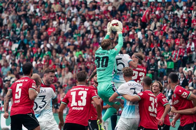 Sport Bilder des Tages Deutschland: Fussball 2.Bundesliga 2026 2027, 6. Spieltag - Hannover 96 vs VfL Bochum - Heinz von Heiden Arena Stadion (Hannover): Parade des Torhüters Leo Weinkauf (Hannover 96, 30) Luftzweikampf Copyright: xAymanxAlahmedx