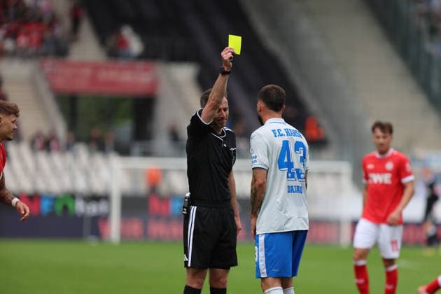 Essen, Deutschland 20. September 2026: 3. Liga - 2026 2027 - Sp. 7 - Rot-Weiss Essen gegen FC Hansa Rostock Im Bild: v.li. Schiedsrichter Lukas Benen zeigt Leon Dajaku (FCH) die gelbe Karte DFB DFL regulations prohibit any use of photographs as image sequences and or quasi-video Stadion an der Hafenstraße Nordrhein Westfalen Copyright: xFotostandx xFWMEDIAx