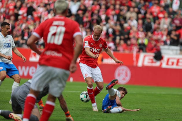 Essen, Deutschland 20. September 2026: 3. Liga - 2026 2027 - Sp. 7 - Rot-Weiss Essen gegen FC Hansa Rostock Im Bild: Janne Sietan (RWE) vergibt die 100% Chance und vertendelt den Ball. Torhüter Luca Unbehaun (FCH) liegt bereits am Boden. Florian Bohnert (FCH) grätscht graetscht den Ball noch ab. DFB DFL regulations prohibit any use of photographs as image sequences and or quasi-video Stadion an der Hafenstraße Nordrhein Westfalen Copyright: xFotostandx xFWMEDIAx