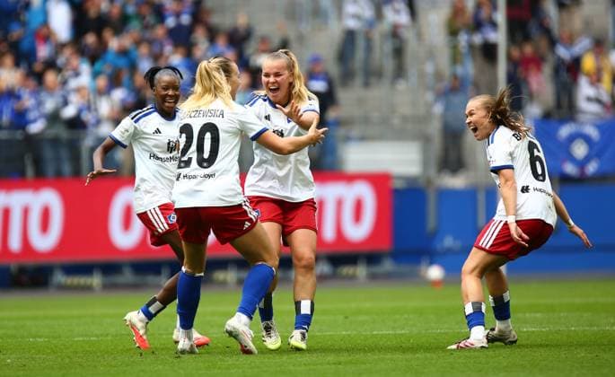 20.09.2026, xcex, GER, Hamburg, Volksparkstadion, Frauenfussball, 1. Bundesliga, DIE LIGA, Google Pixel Frauen-Bundesliga Saison 2026 2027, Spieltag 5, HSV, FCN, Hamburger SV - 1. FC Nuernberg, Nikola Karczewska (HSV) bejubelt ihtren Treffer zum 1:0, Torjubel, Jubel, Freude, Emotionen, Goal celebration mit ihren Mitspielerinnen DFL regulations prohibit any use of photographs as image sequences and or quasi-video