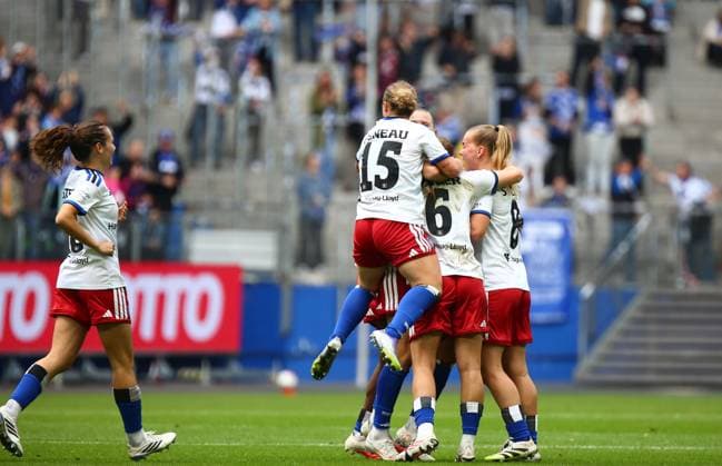 20.09.2026, xcex, GER, Hamburg, Volksparkstadion, Frauenfussball, 1. Bundesliga, DIE LIGA, Google Pixel Frauen-Bundesliga Saison 2026 2027, Spieltag 5, HSV, FCN, Hamburger SV - 1. FC Nuernberg, Nikola Karczewska (HSV) bejubelt ihtren Treffer zum 1:0, Torjubel, Jubel, Freude, Emotionen, Goal celebration mit ihren Mitspielerinnen DFL regulations prohibit any use of photographs as image sequences and or quasi-video