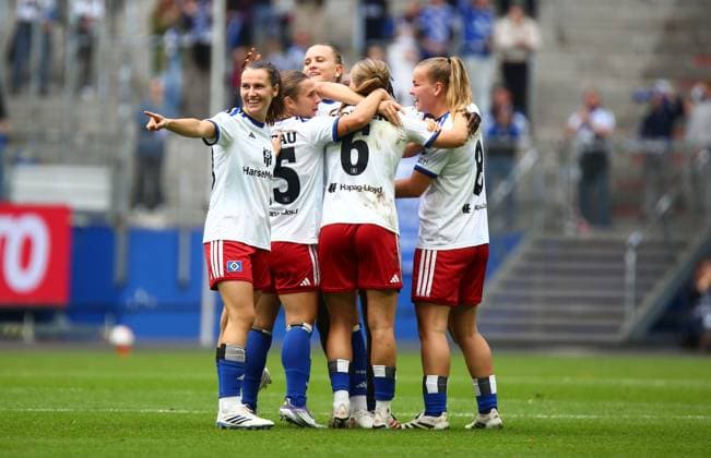 20.09.2026, xcex, GER, Hamburg, Volksparkstadion, Frauenfussball, 1. Bundesliga, DIE LIGA, Google Pixel Frauen-Bundesliga Saison 2026 2027, Spieltag 5, HSV, FCN, Hamburger SV - 1. FC Nuernberg, Nikola Karczewska (HSV) bejubelt ihtren Treffer zum 1:0, Torjubel, Jubel, Freude, Emotionen, Goal celebration mit ihren Mitspielerinnen DFL regulations prohibit any use of photographs as image sequences and or quasi-video