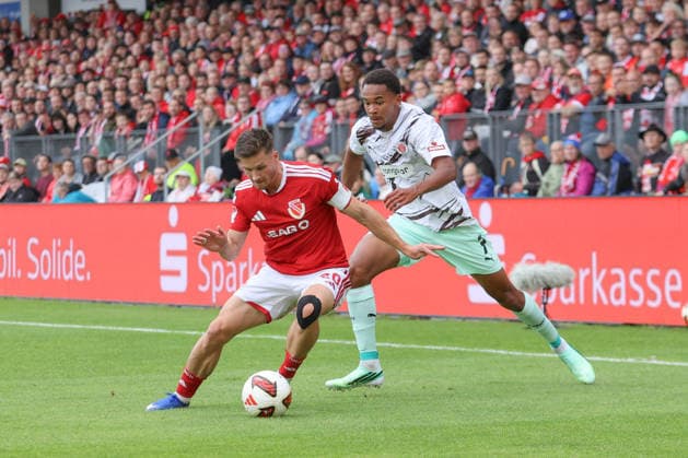20.09.2026, xtgx, Fussball 2. Bundesliga, FC Energie Cottbus - FC St. Pauli, v.l. Axel Borgmann (Cottbus, 20) Youssoupha Niang (St. Pauli, 7) Zweikampf, Duell, Kampf, tackle (DFL DFB REGULATIONS PROHIBIT ANY USE OF PHOTOGRAPHS as IMAGE SEQUENCES and or QUASI-VIDEO) Cottbus
