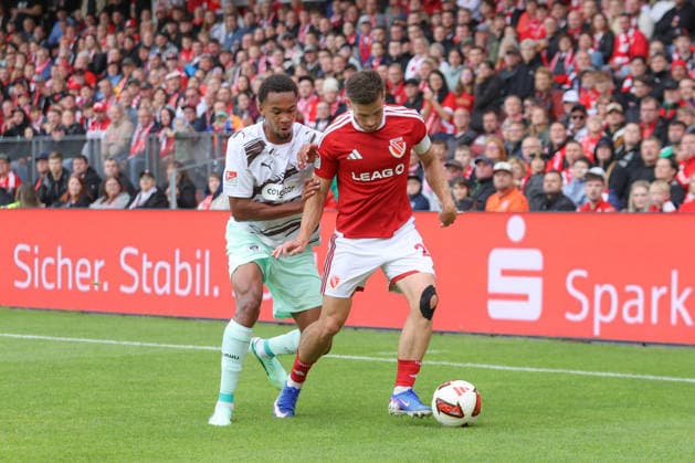 20.09.2026, xtgx, Fussball 2. Bundesliga, FC Energie Cottbus - FC St. Pauli, v.l. Youssoupha Niang (St. Pauli, 7) Axel Borgmann (Cottbus, 20) Zweikampf, Duell, Kampf, tackle (DFL DFB REGULATIONS PROHIBIT ANY USE OF PHOTOGRAPHS as IMAGE SEQUENCES and or QUASI-VIDEO) Cottbus