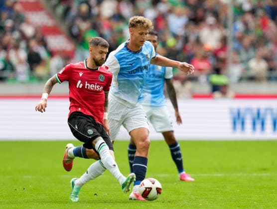 Marcel Hartel (Hannover 96, 10) im Zweikampf mit Tom Meyer (VfL Bochum 1848, 34) GER, Hannover 96 vs VfL Bochum 1848, 2. Bundesliga, 6. Spieltag, Saison 2026-27, Heinz von Heiden Arena, Hannover, 20.09.2026 DFL REGULATIONS PROHIBIT ANY USE OF PHOTOGRAPHS AS IMAGE SEQUENCES AND OR QUASI-VIDEO Hannover 96 vs VfL Bochum 1848, 2. Bundesliga, 6. Spieltag, Saison 2026-27, 20.09.2026 Hannover Copyright: xEibner-Pressefoto ScottxColemanx EP_SCN